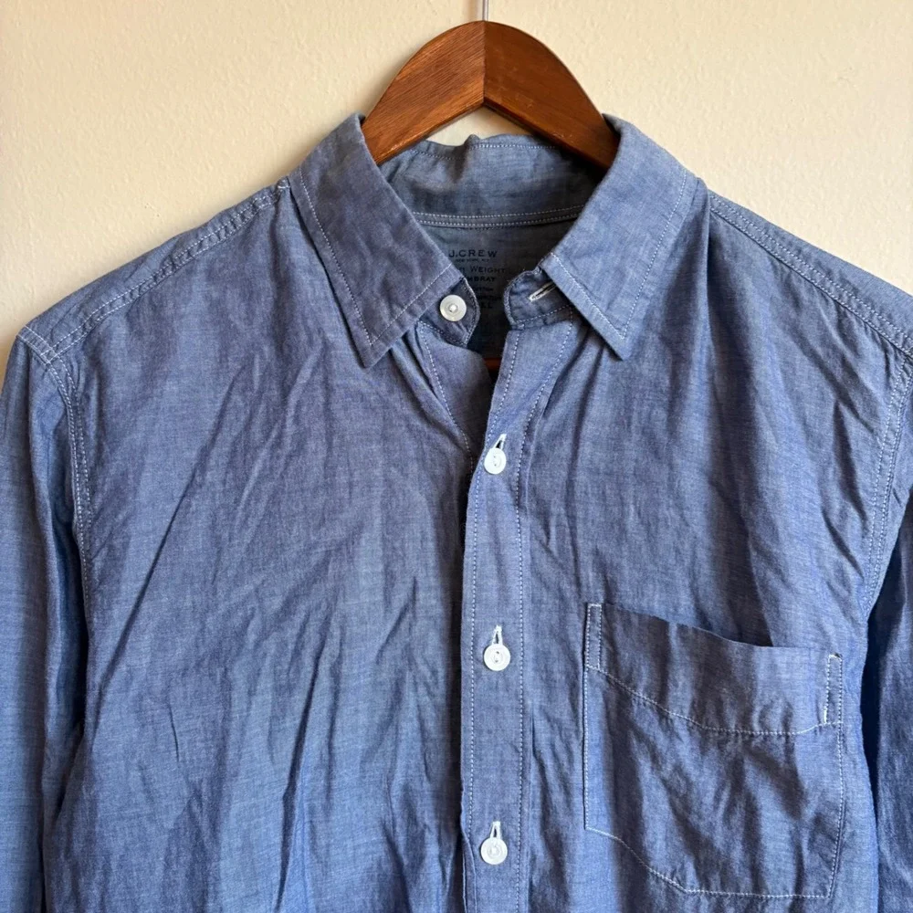 Modern Menswear Style J. Crew Light Blue Chambray Lightweight Button Down Shirt